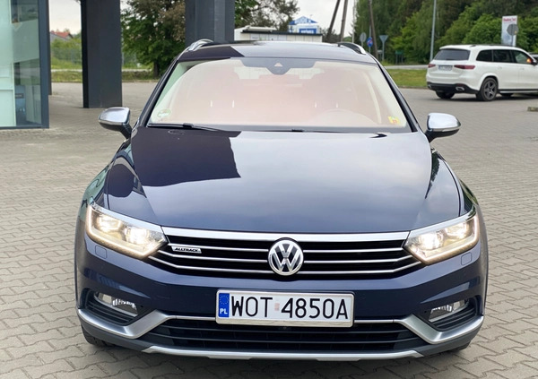 Volkswagen Passat cena 82900 przebieg: 220000, rok produkcji 2016 z Gryfice małe 781